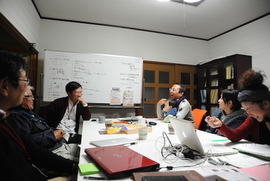 人の間に仕事がある