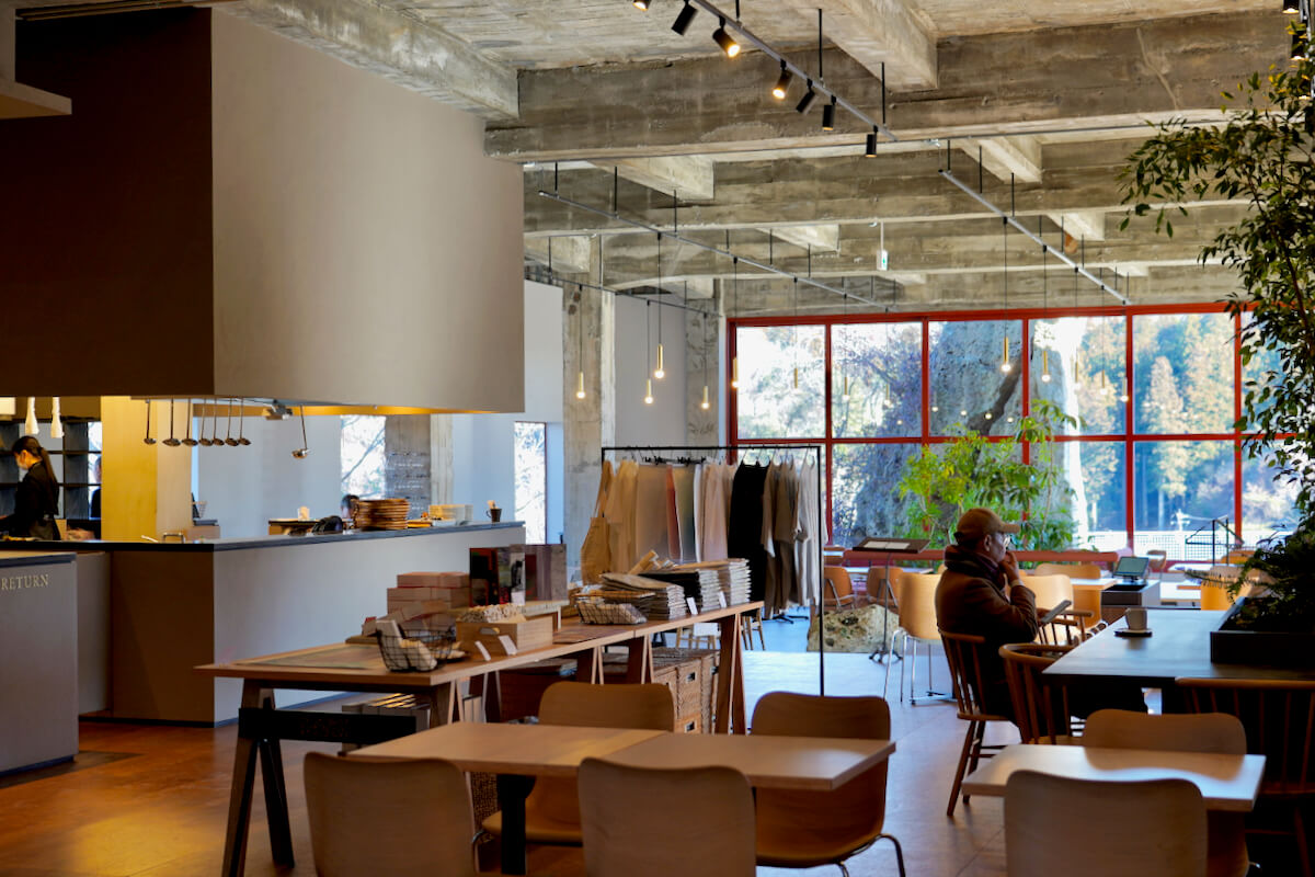 巨大な岩、30年の沈黙 かつての廃墟が 文化になる