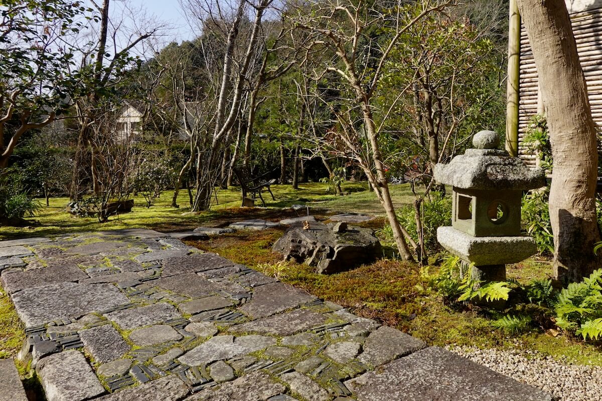 森よりやすらげる庭で自然も自分も未知を楽しむ