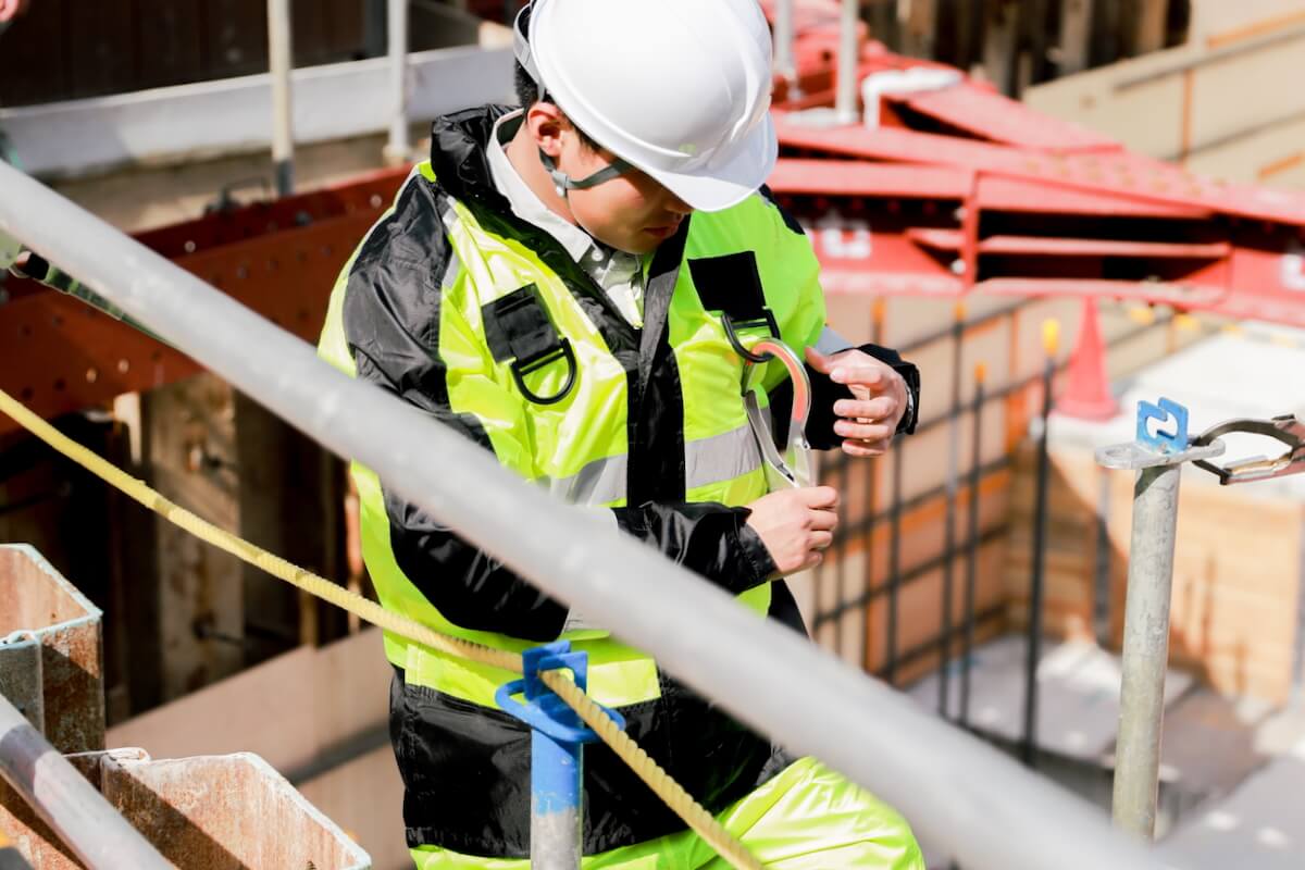 困りごとを形に命を守る一着を現場とつくる