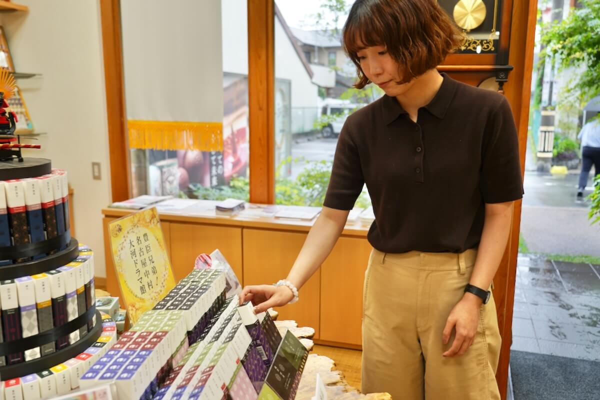 9:17 始業右も左もお香だらけ
